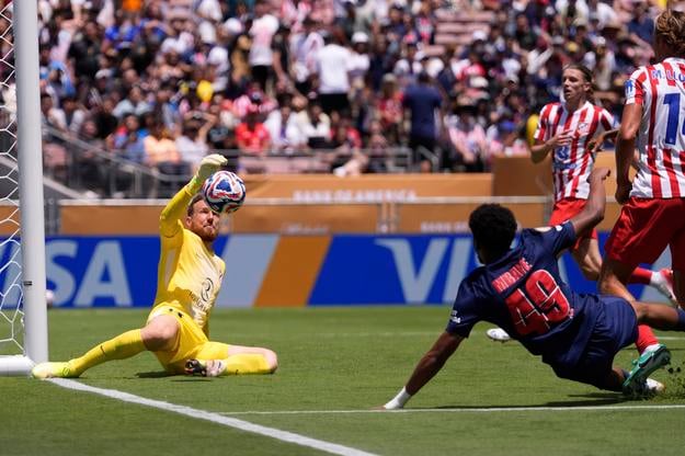 Brankár Atlética Madrid Jan Oblak blokuje strelu Ibrahima Mbayeho z PSG.