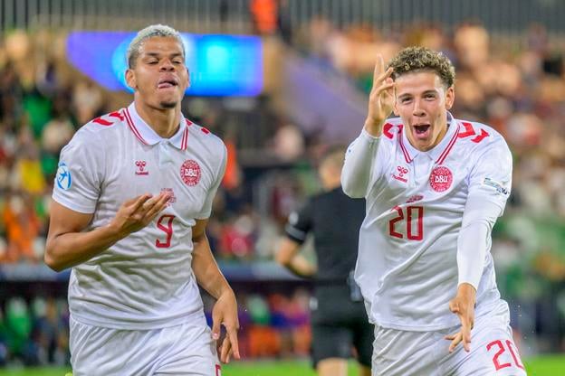 Na snímke dánski futbalisti zľava William Osula (vľavo) a Clement Bischoff sa tešia z gólu počas zápasu základnej D-skupiny Holandsko - Dánsko na majstrovstvách Európy hráčov do 21 rokov v Prešove.