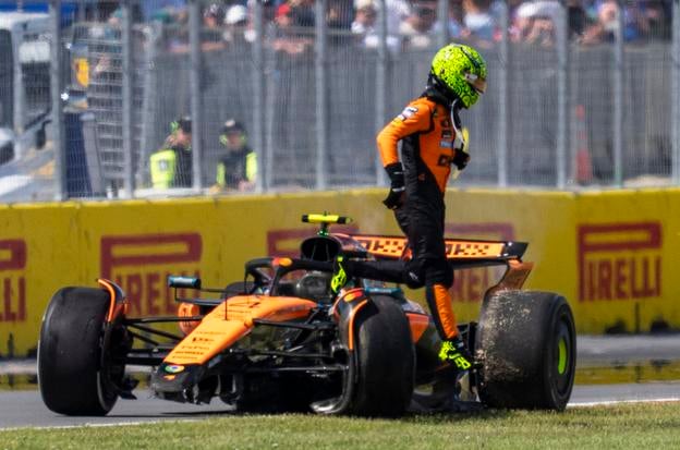 Lando Norris opúšťa svoj rozbitý McLaren počas VC Kanady v Montreale.