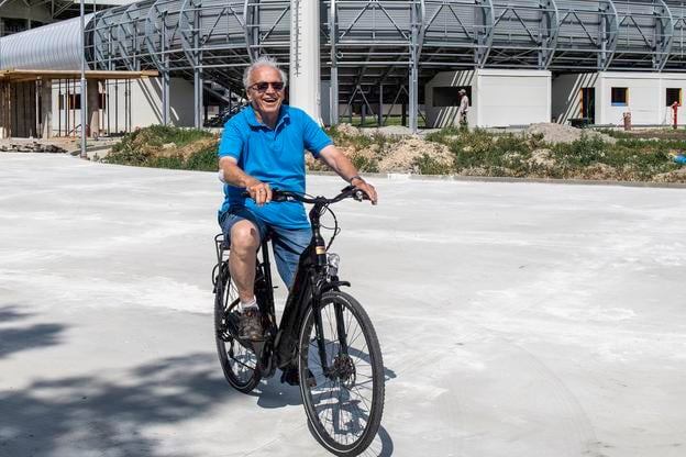 Prezident KFC Juraj Baráth na neodmysliteľnom elektro bicykli.