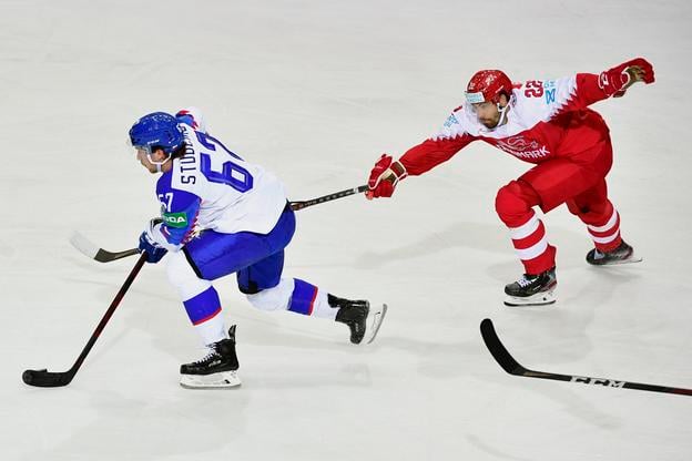 Marián Studenič (vľavo) uniká Dánovi Lauridsenovi na MS 2021.
