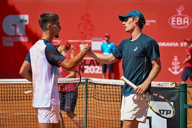 Víťaz Dino Prižmič (vľavo) a Francúz Valentin Royer ukázali vo finále Bratislava Open výborný tenis s výsledkom 6:4, 7:6 (6).