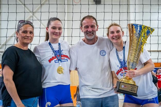 Diana Návratová (vpravo) s rodičmi a s majstrovským pohárom, vo VKP bola jej spoluhráčkou aj jej mladšia sestra Adela.