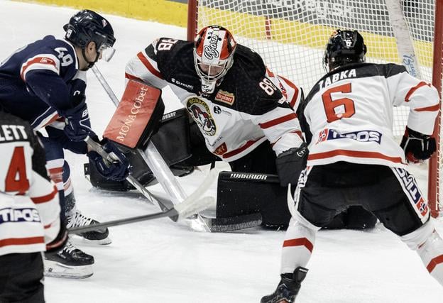 Na snímke zľava Samuel Takáč, (Slovan), brankár Eugen Rabčan a Boris Žabka (obaja Bystrica) počas zápasu 46. kola hokejovej Tipos extraligy medzi HC Slovan Bratislava - HC Monacobet Banská Bystrica v Bratislave 12. februára 2025.