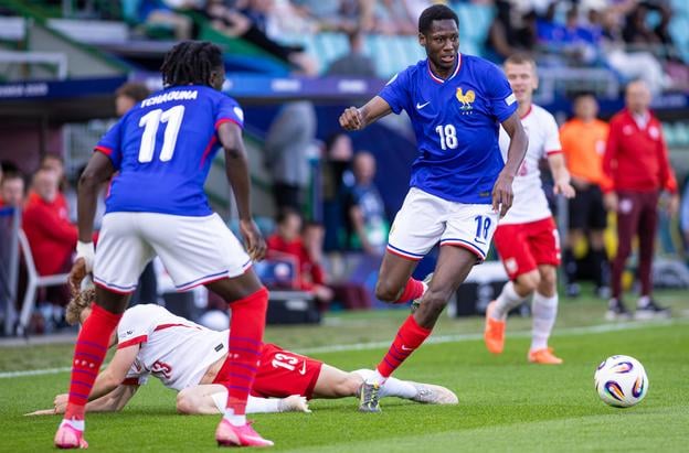 Vpravo s loptou Djaoui Cisse (Francúzsko) počas zápasu základnej C-skupiny Francúzsko - Poľsko na majstrovstvách Európy hráčov do 21 rokov v Žiline v utorok 17. júna 2025.