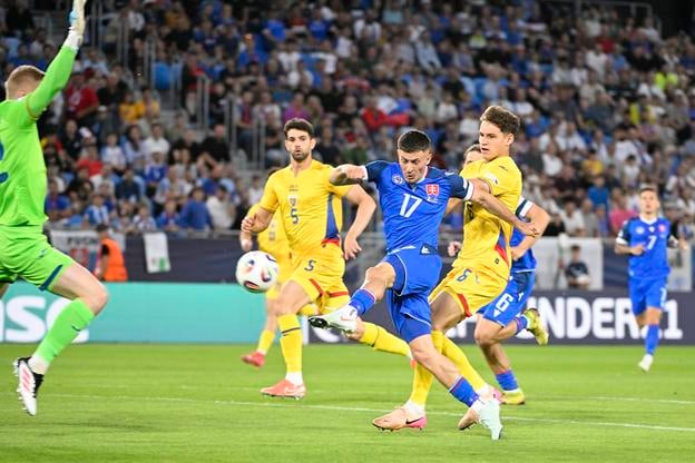 Adrián Kaprálik strieľa na rumunského brankára Otta Hindricha.