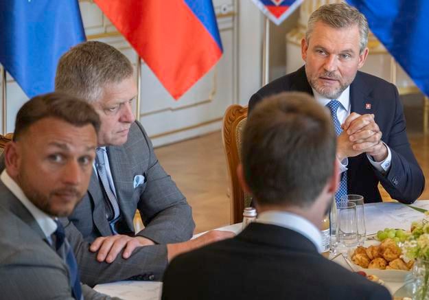 President Peter Pellegrini (background, right) hosted a roundtable on defence spending with leaders of parliamentary parties. Pictured on 17 June 2025 in Bratislava (left to right): Interior Minister Matúš Šutaj Eštok (Hlas), Prime Minister Robert Fico (Smer), and Michal Šimečka (Progressive Slovakia) in the foreground.