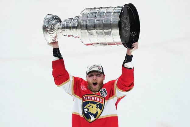 Sam Bennett dvíha nad hlavu Stanleyho pohár.