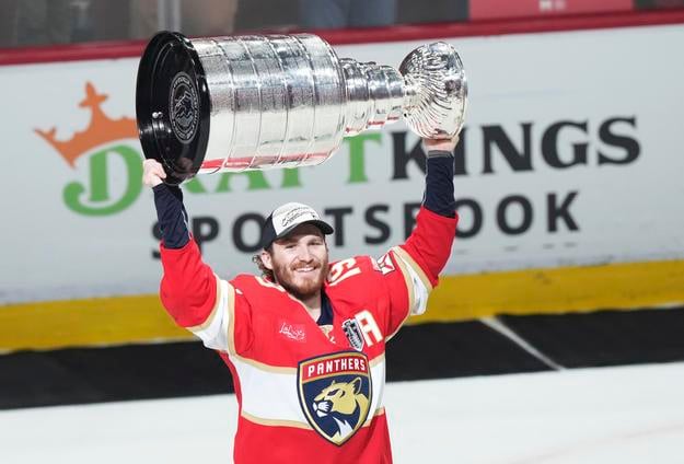 Matthew Tkachuk s pohárom.