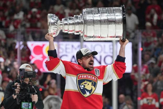 Brad Marchand si užíva oslavy so Stanleyho pohárom.