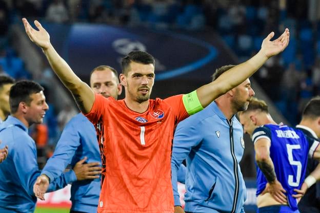Brankár Belko po zápase s Rumunskom ďakoval fanúšikom na Tehelnom poli.