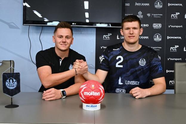Tomáš Fech už v lovosickom drese po podpise zmluvy.
