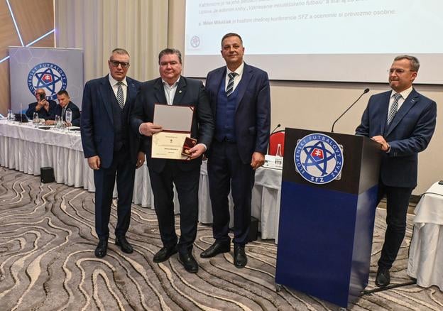 Milan Mikušiak je držiteľom Zlatého odznaku SFZ.