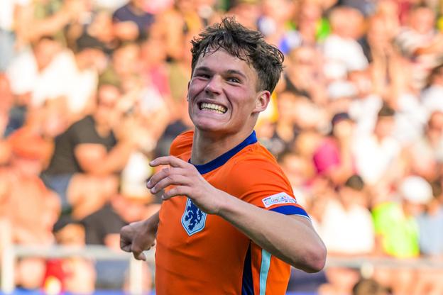 Futbalista Thom Van Bergen (Holandsko) sa teší z gólu.