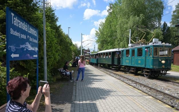 The historic tram called Kométa arriving in Starý Smokovec.