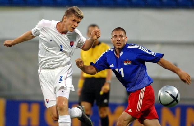 Reprezentácie Lichtenštajnska a Slovenska nastúpili 17. augusta 2005 na zápas 3. skupiny kvalifikácie futbalových MS 2006 na štadióne Rheinpark vo Vaduze. Na snímke Vratislav Greško (vľavo) hlavičkuje cez brániaceho Josefa Vogta z Lichtenštajnska. FOTO TASR - Pavel Neubauer