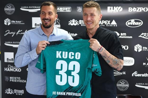 Zľava športový riaditeľ FC Baník Prievidza Štefan Pekár a futbalista Juraj Kucka počas tlačovej konferencie k ďalšiemu smerovaniu kariéry Juraja Kucku na štadióne futbalového klubu FC Baník Prievidza.