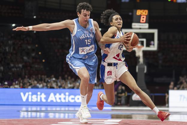 Francúzka Leila Lacanová (vpravo) z Francúzska a Artemis Spanouová z Grécka počas zápasu A-skupiny Francúzsko - Grécko na ME v basketbale žien v Aténach.