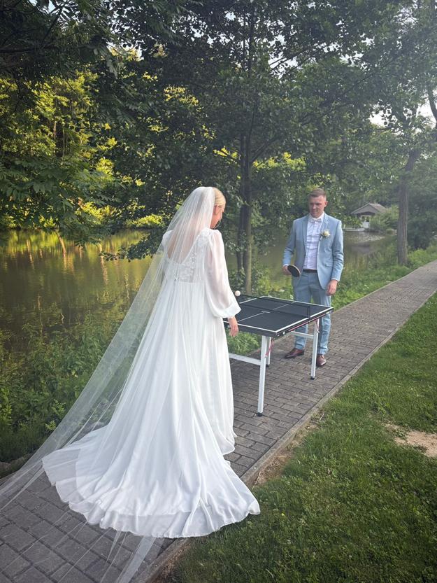 Na svadbe si novomanželia zahrali aj stolný tenis.