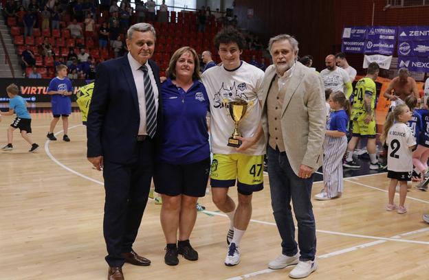 Tomáš Smetánka stojac na jednej nohe pre zlomeninu si po piatom zápase série o 3. miesto prevzal trofej pre najlepšieho strelca Niké Handball extraligy 2024/2025.