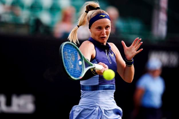 Slovenská tenistka Rebecca Šramková odvracia úder Lindy Noskovej z Česka vo štvrťfinále ženskej dvojhry na trávnatom turnaji WTA v Nottinghame.