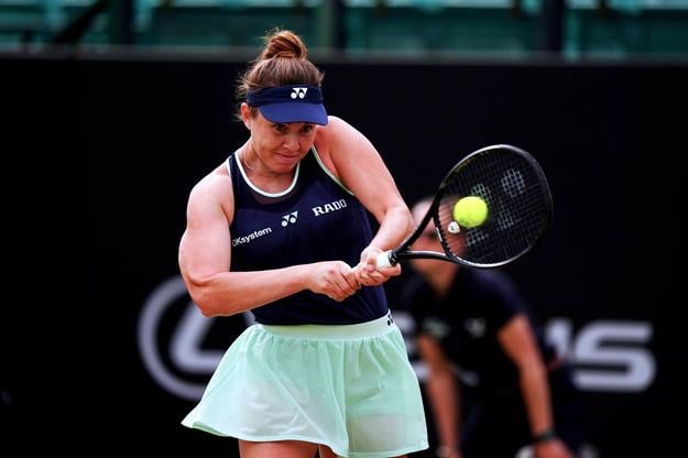 Linda Noskova počas duelu s Rebeccou Šramkovou.