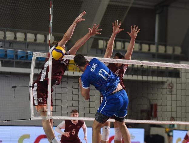Jakub Ihnát v súboji s Lotyšskom.