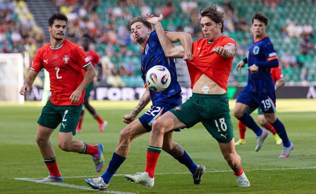 Zľava Rodrigo Pinheiro (Portugalsko), Luciano Valente (Holandsko) a Gustavo Sá (Portugalsko) bojujú o loptu počas štvrťfinále Portugalsko - Holandsko na ME hráčov do 21 rokov v Žiline.