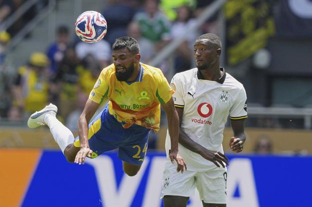 Hráč tímu Mamelodi Sundowns Keanu Cupido (vľavo) v súboji so Serhouom Guirassym z Borussie Dortmund.
