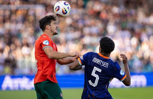 Ian Maatsen v súboji s Rodrigom Pinheirom.