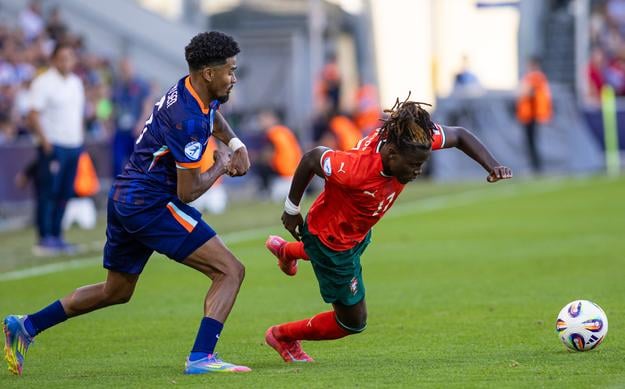 Geovany Quenda (Portugalsko) a Ian Maatsen (Holandsko) bojujú o loptu počas zápasu štvrťfinále Portugalsko - Holandsko na ME  do 21 rokov v Žiline.
