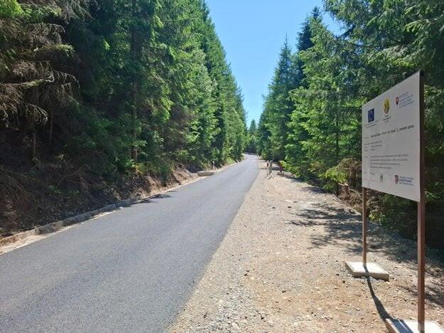 The six-kilometre section, rebuilt at a cost of more than €1 million, was jointly funded by the EU-backed Agricultural Payment Agency, the Šumiac municipality, and regional authorities.