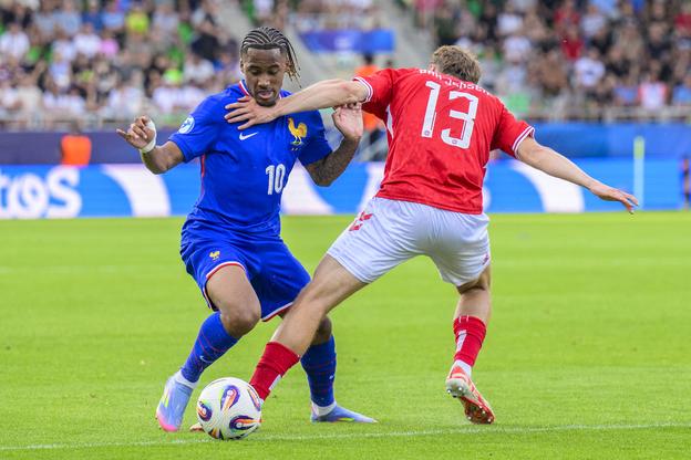 Na snímke zľava Wilson Odobert (Francúzsko), Victor Bak Jensen (Dánsko) počas zápasu štvrťfinále Dánsko - Francúzsko na majstrovstvách Európy hráčov do 21 rokov v Prešove.