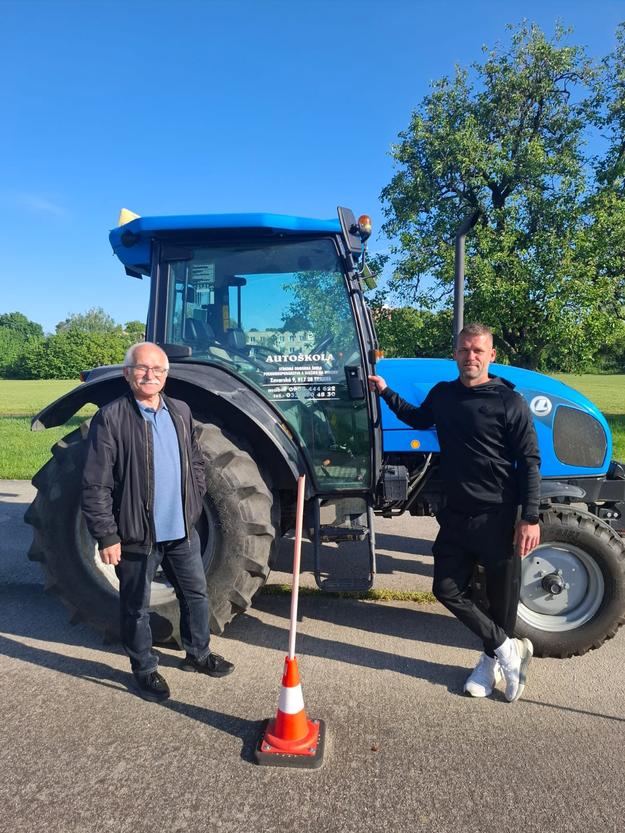 Marek Kaščák (vpravo) spolu s inštruktorom autoškoly, v ktorej získal vodičák na traktor.