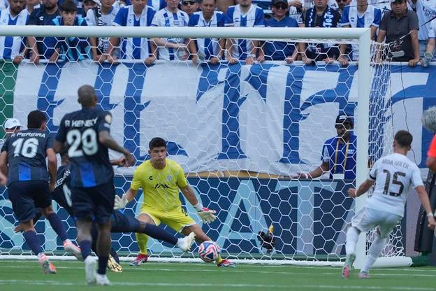 Hráč Realu Madrid Arda Guler (vpravo) strieľa druhý gól v zápase H-skupiny Real Madrid - CF Pachuca na MS klubov.