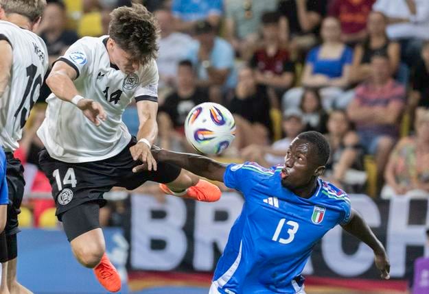 Zľava Tim Oermann (Nemecko) a Michael Kayode (Taliansko) počas zápasu štvrťfinále Nemecko - Taliansko na ME hráčov do 21 rokov.