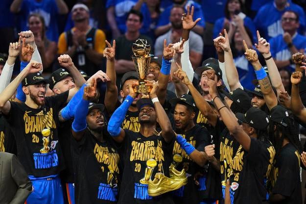Hráči Oklahoma City Thunder oslavujú zisku titulu v NBA.