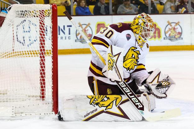 Adam Gajan v drese Minnesota-Duluth.