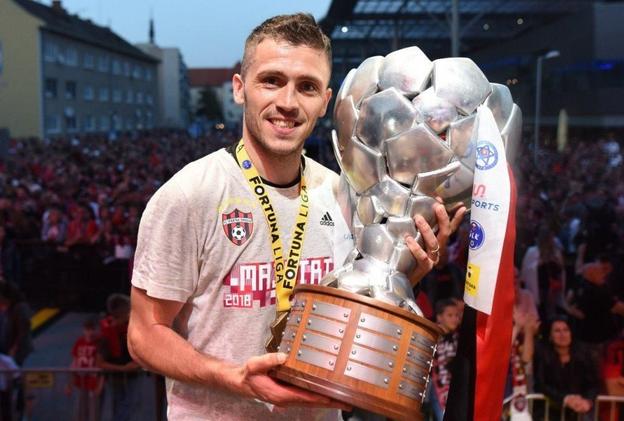 V ročníku 2017/18 oslavoval s trnavským Spartakom zisk majstrovského titulu, ale so Zlatými Moravcami v ročníku 2024/25 návrat medzi slovenskú elitu osláviť nemohol.