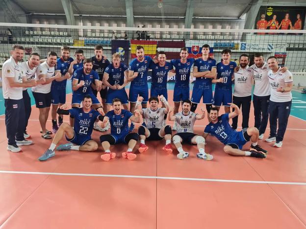 Slovenskí volejbalisti v Lugu po víťazstve nad Lotyšmi.