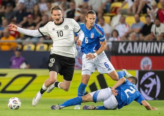 Zľava Nick Woltemade (Nemecko), Daniele Ghilardi a Mattia Zanotti (obaja Taliansko) počas štvrťfinále Nemecko - Taliansko na ME do 21 rokov v Dunajskej Strede.