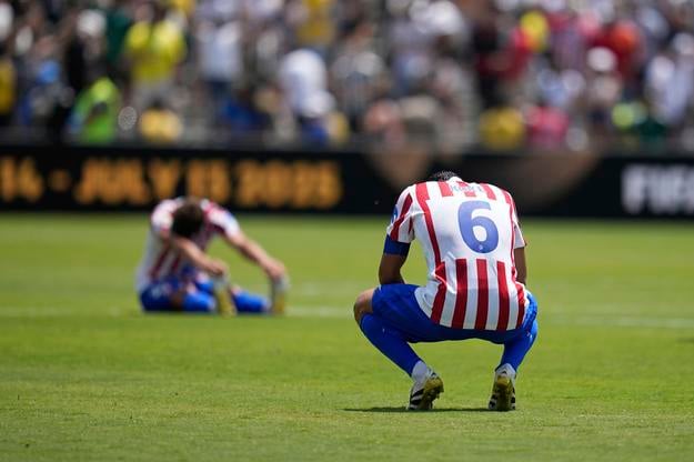 Smutní hráči Atletica Madrid po konci v základnej skupine.