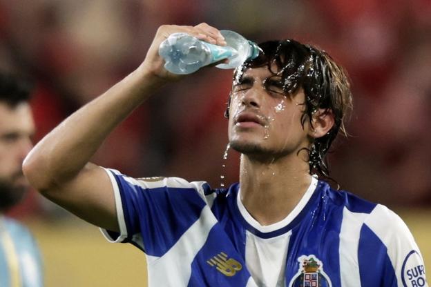 Hráč Porta Rodrigo Mora sa snaží schladiť počas zápasu s Al Ahly v East Rutherforde.