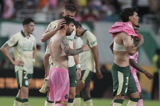 Lionel Messi z Interu Miami sa zdraví s hráčmi Palmeirasu po ich súboji v Miami, ktorý sa skončil remízou 2:2.