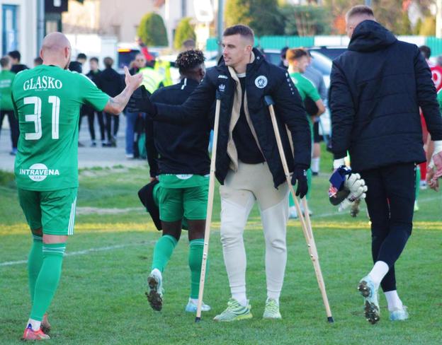 Aj počas zranenia chodieval medzi prešovských spoluhráčov vyzbrojený barlami.