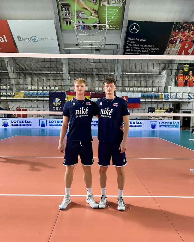 Dvojica mladých smečiarov Myjavy Martin Rendla (vľavo) a Filip Makónyi zbierala skúsenosti s reprezentáciou v Zlatej Európskej lige.
