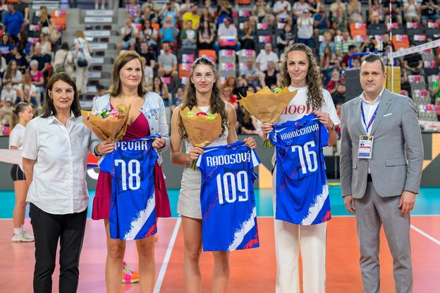 Nikola Radosová si prevzala pamätný dres s číslom pripomínajúcim počet jej reprezentačných štartov.