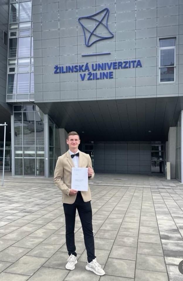 Patrik Iľko s inžinierskym titulom.