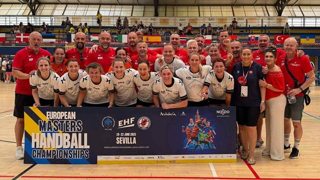 V Seville sme mali zastúpenie aj v mužskej kategórii nad 45 rokov, v ktorej tím Handball Masters Slovakia skončil na 5. priečke. Na fotografii obe slovenské družstvá na šampionáte.