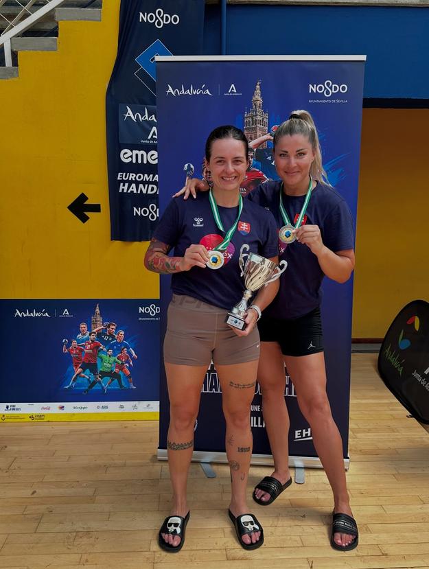 Simona Súlovská (vľavo) získala cenu pre najlepšiu brankárku a Andrea Kertészová bola najužitočnejšou hráčkou tímu All Stars v úvodnom zápase šampionátu.